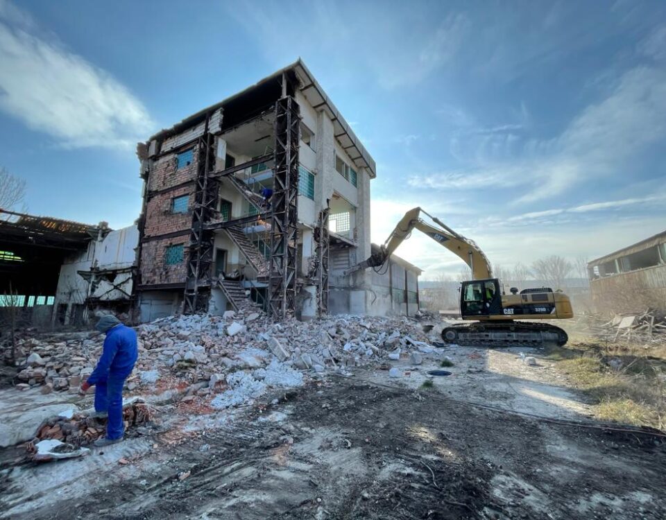 demolare cladiri buldozer Hitrom Vaslui